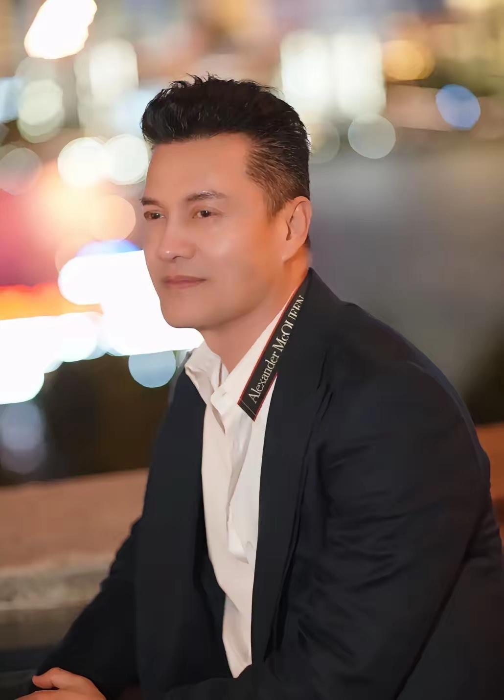 吕良伟70岁看着像40岁，秘诀竟然是20多年不吃晚饭！从2003年开始，他就坚持