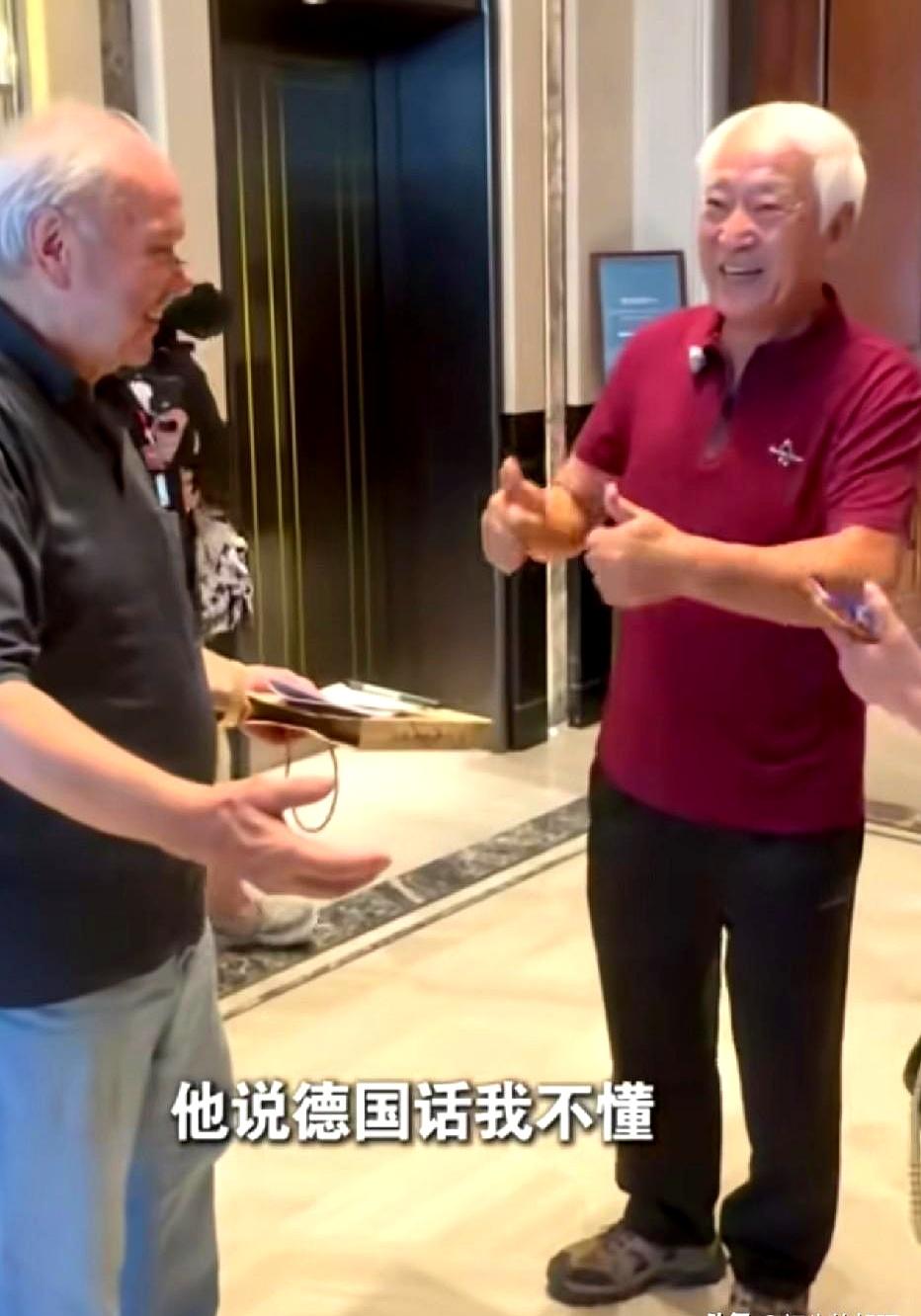 还记得当年春晚上，喊着要把国足教练一根头发拍出五万块天价的相声大佬吗？谁能想到