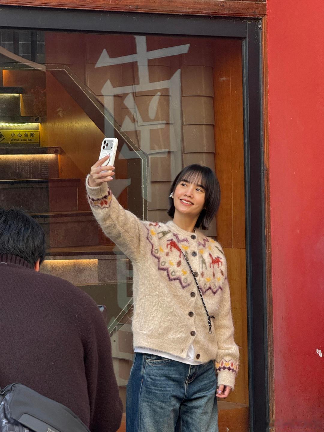 网友南昌偶遇杨丞琳南昌街头偶遇杨丞琳南昌街头偶遇杨丞琳，生图里她的穿搭好戳人，花