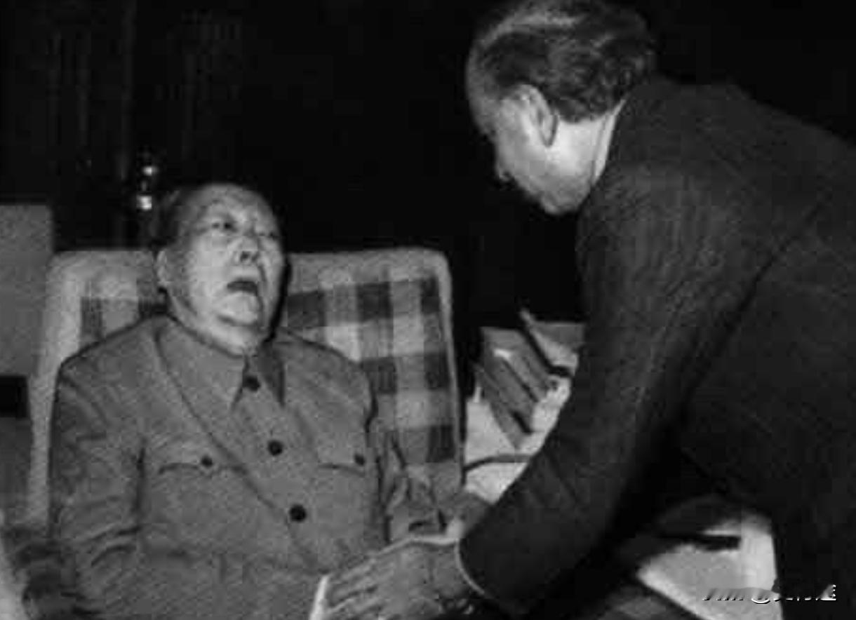 晚年的毛主席，双脚浮肿，连鞋都穿不上，行走步履蹒跚，仍心系国家，坚持工作，接见外