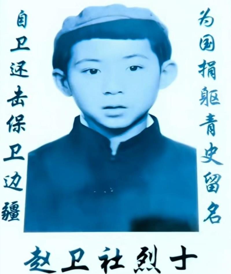 墓碑上的照片，他的脸颊是那样的稚嫩，这是他上学时候的照片，也是他留给这个世界的唯