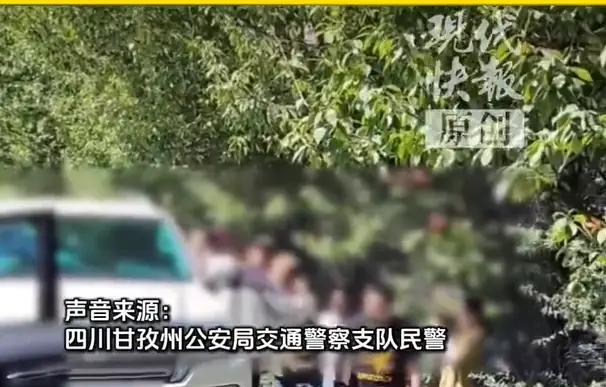 四川，一条马路上大家都在排队通行，一辆白色车辆想要逆行插队，前面的黑色车辆不让。