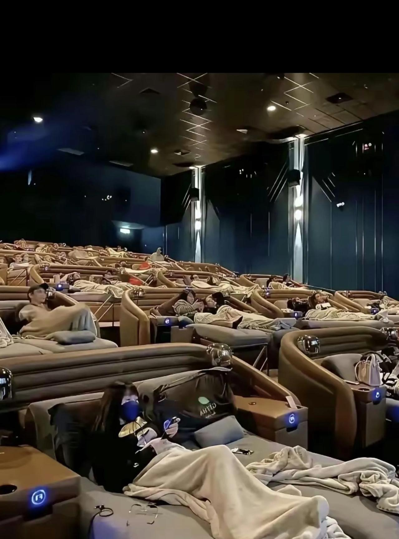 当今的电影院，比宾馆的豪华套间还要好，它不仅可以看效果很好的电影，又可以兼顾宾馆