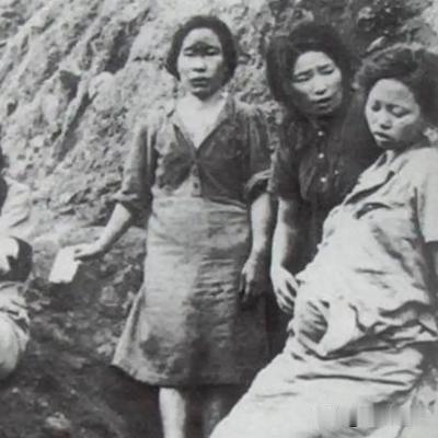 1940年，海南岛上的贫穷村庄里，乡亲们正围着一间房屋，不断地向内张望。房间里传