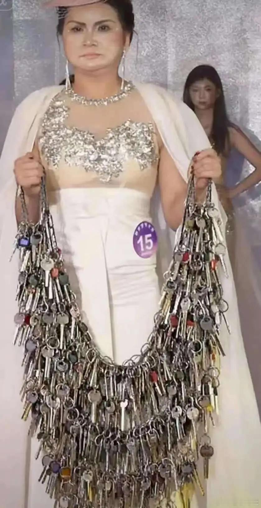 广东选美冠军林婉夺冠后被网友吐槽长相普通气质不够，她没回怼，只晒了张戴钥匙项链的