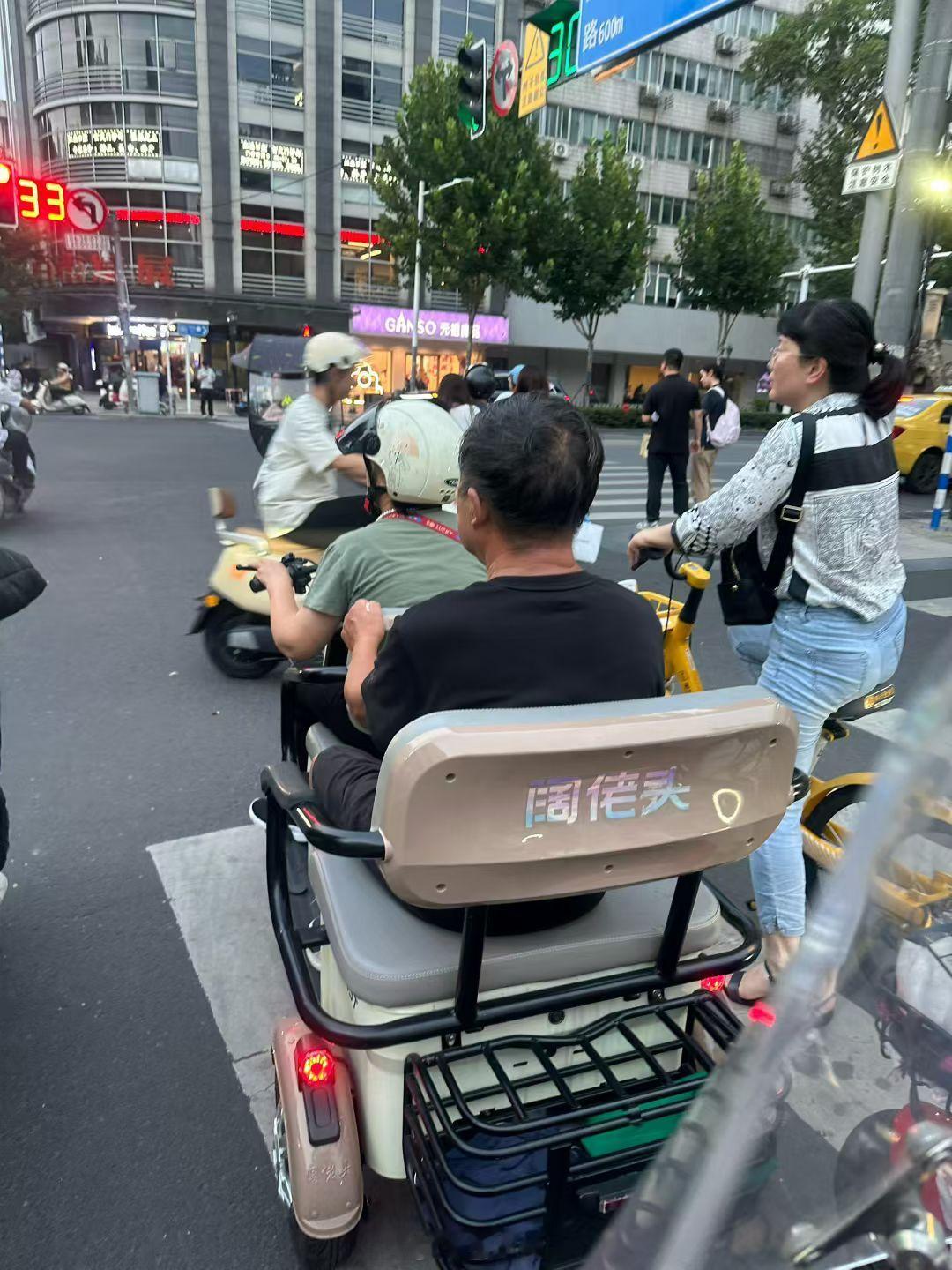 阔老头坐“阔老头”[墨镜]​​​