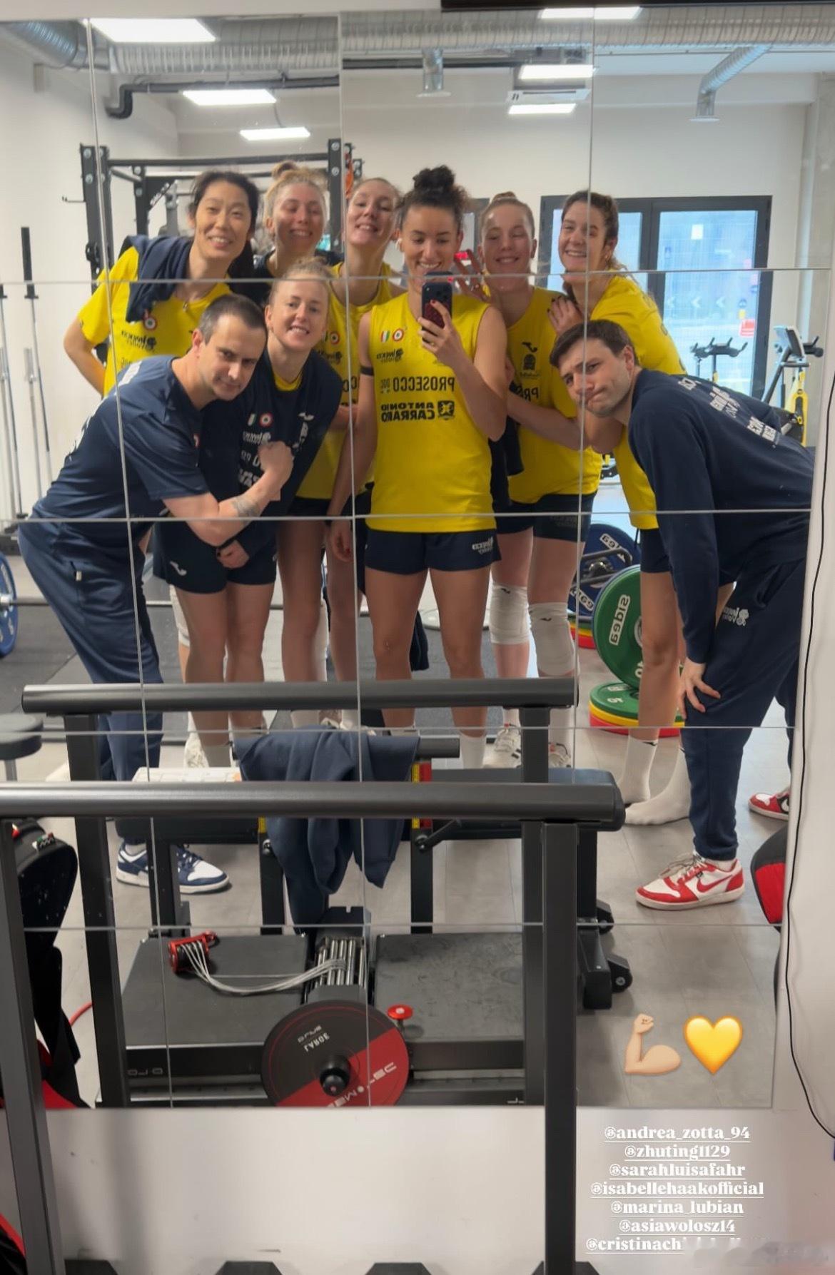 【加比晒大家健身房合影—朱婷开心✌️】朱婷留洋第七季体育大拜年世界女排新闻