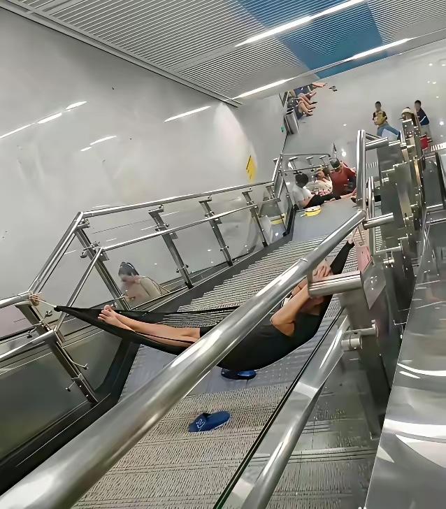 来地铁站蹭空调可以理解毕竟这几天西安高温天气中午达到了38度以上的高温但是