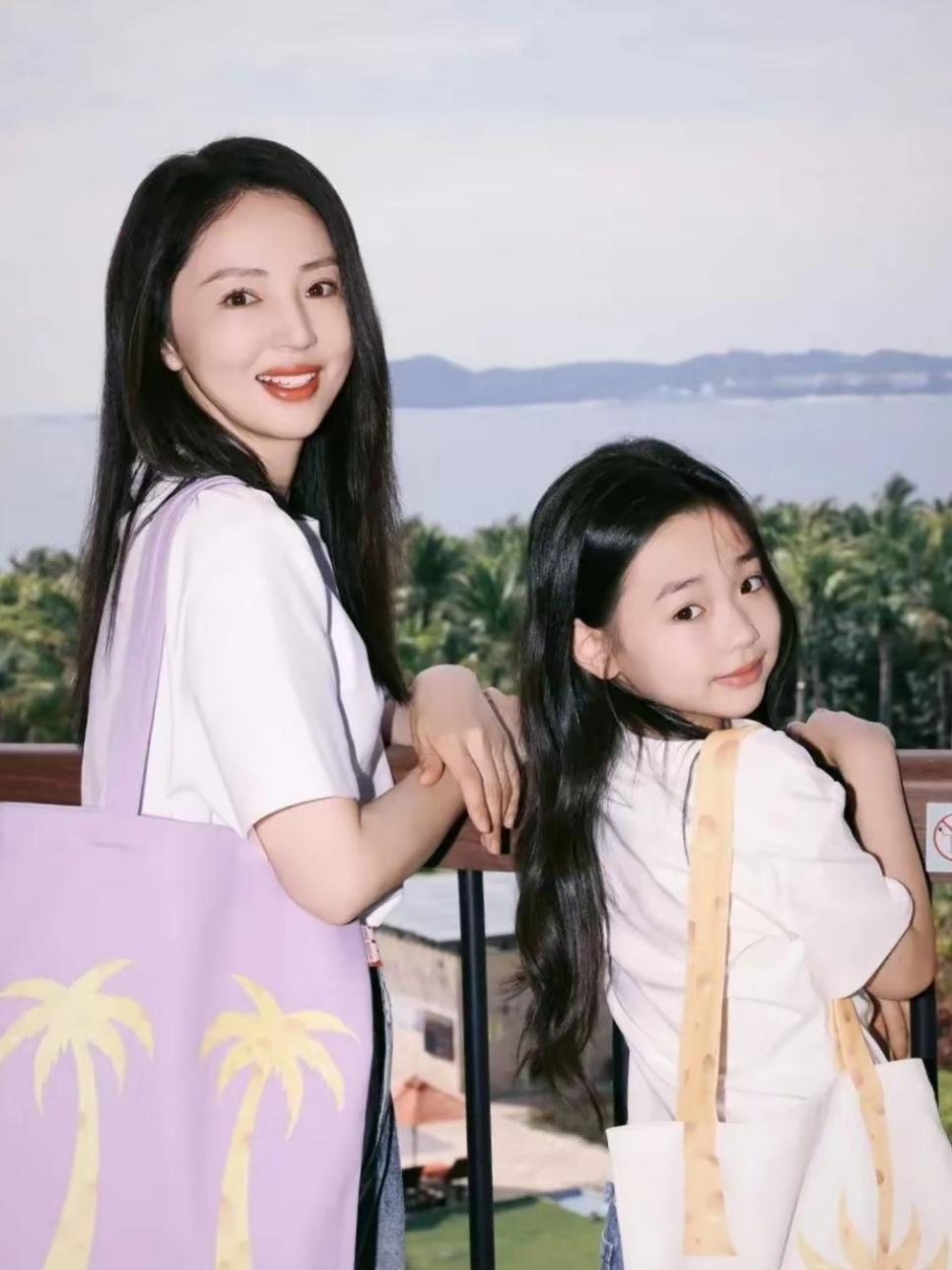 董璇家的小棉袄，好甜的一张嘴，夸妈妈漂亮近日，小酒窝晒出董璇年轻时的照片，一