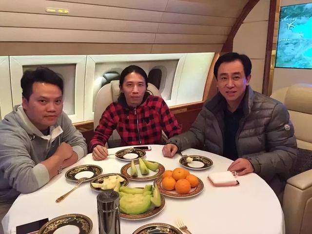 许家印吃东西，他吃得还蛮绿色环保的，一桌都是水果。