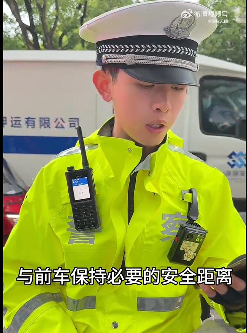 上海长宁执法视频不懂交规女司机为什么总是有女司机看到一个男性交警，就会自动把对