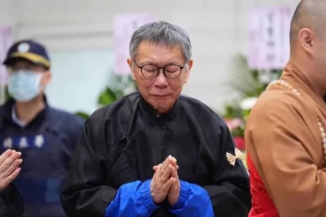 柯P今天出庭，怒不可遏，气得拿起桌上的水瓶怒摔砸桌。他质问检察官，编故事害人，