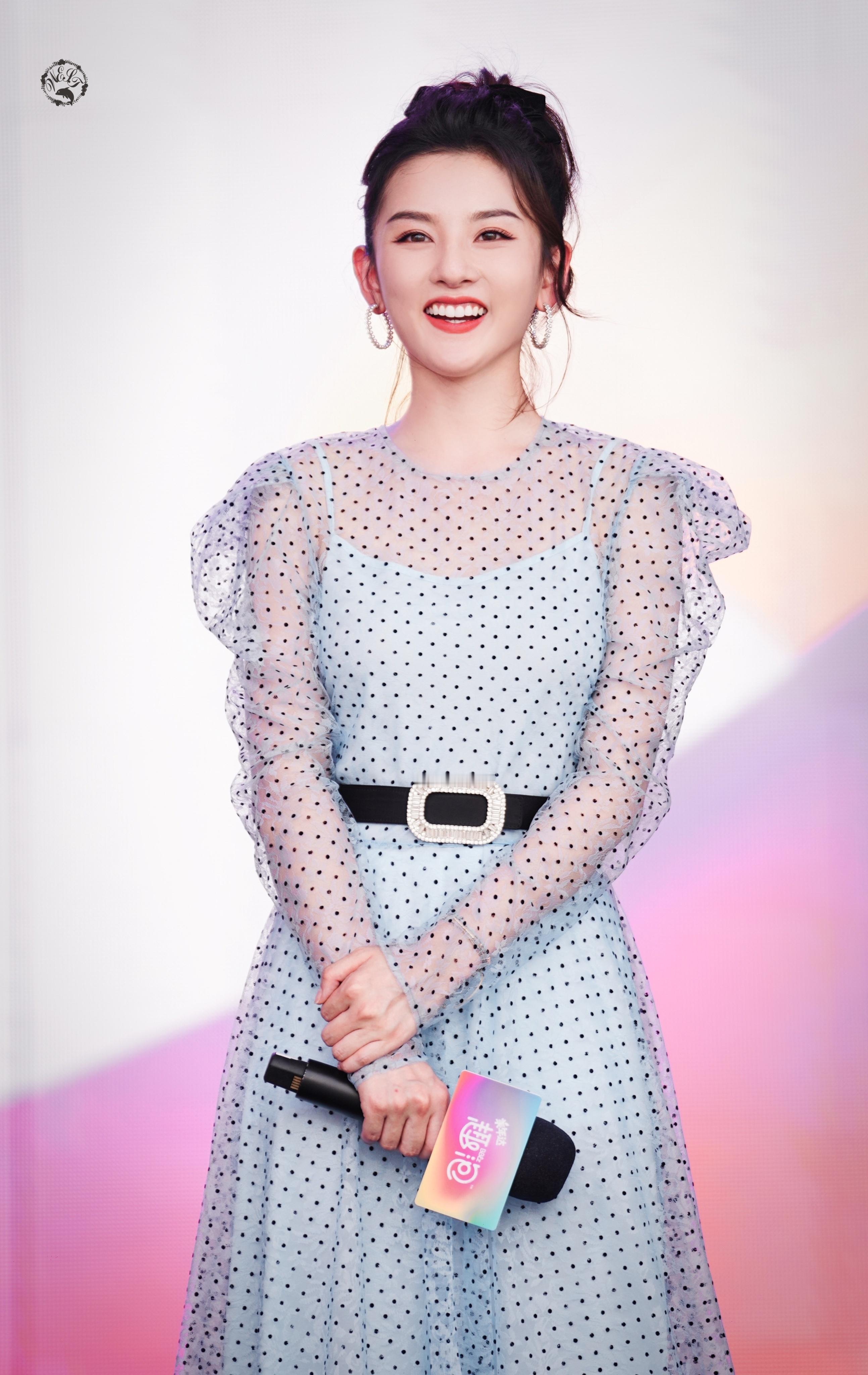 宋祖儿雾蓝波点纱裙揉碎了春日的温柔，高马尾束起的是少女的灵动，红唇一抹又添几分