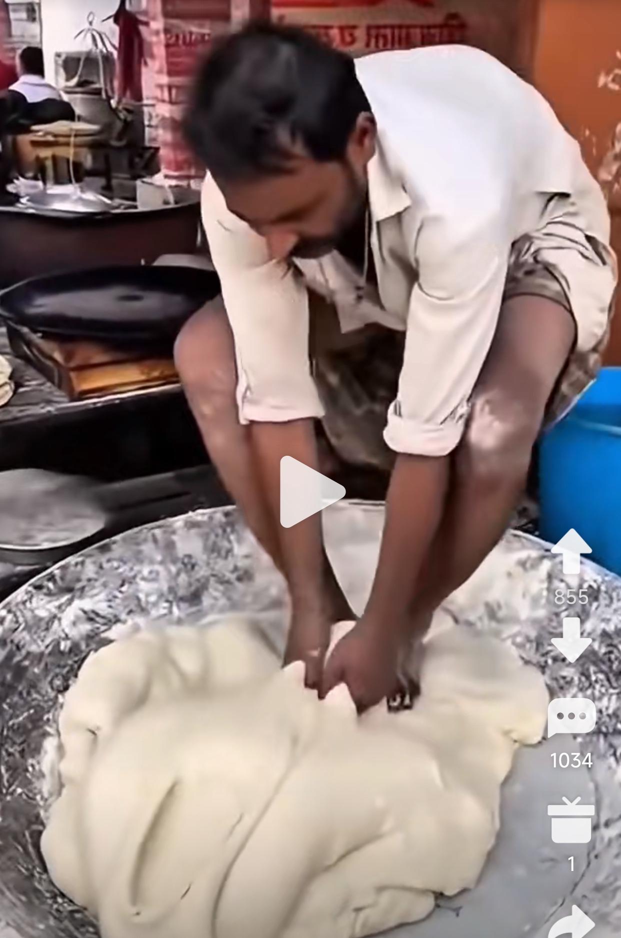 印度街头美食就是猛，外地人看了直摇头别说是人了，就是老鼠吃了都得拉稀吧？