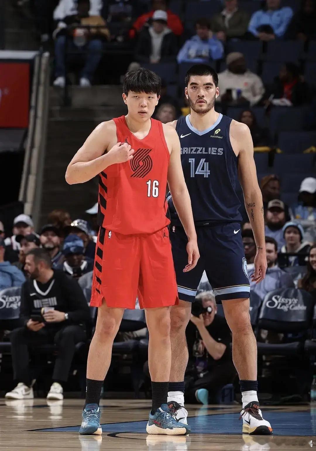 瀚森身高到底是多少呢？从这两张图来看，瀚森肩高基本和周志豪一个高度，两人身高差基