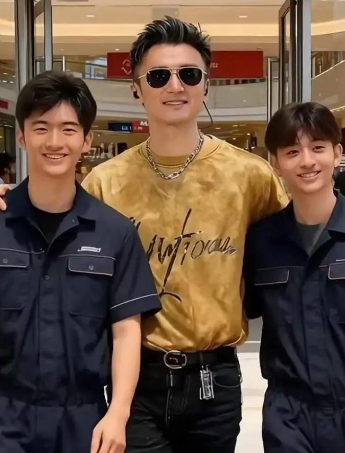 刷到这张图片，真的想说，父子3人同框太帅了。想想谢霆锋，只负责生下两个儿子，
