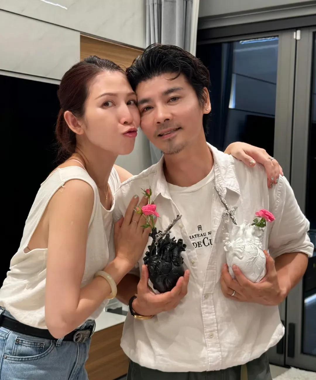 看了张晋蔡少芬，才知道伊能静有多矫情！同样是生日会，51岁的蔡少芬，大方表白老