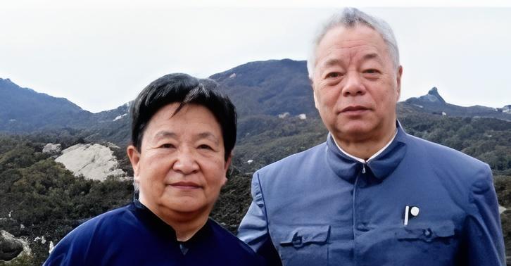 作为主席之女，李讷第一段婚姻生活却并不圆满，在和丈夫离婚后，她独自抚养儿子，生活