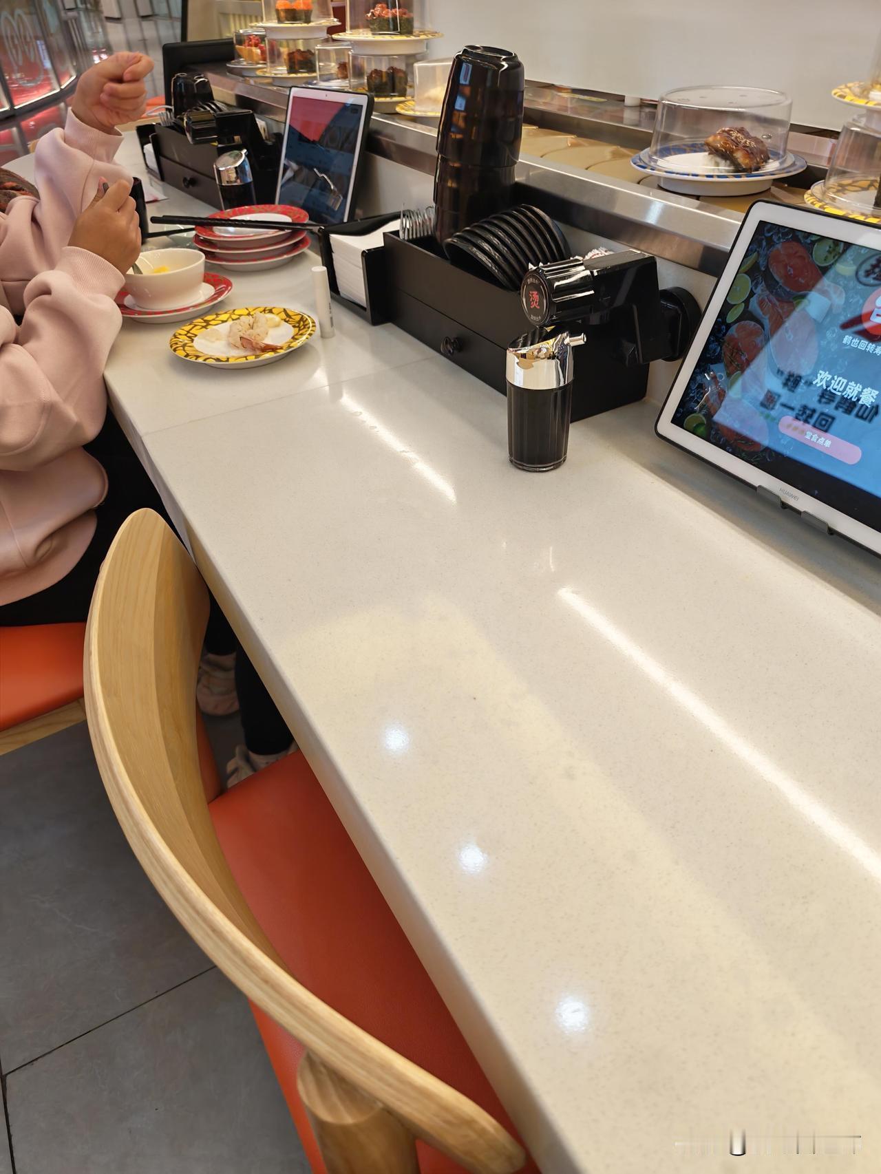 遇到这种情况，你会帮助他们吗今天中午自己一个人出去吃饭，选择了一个寿司店，旁边