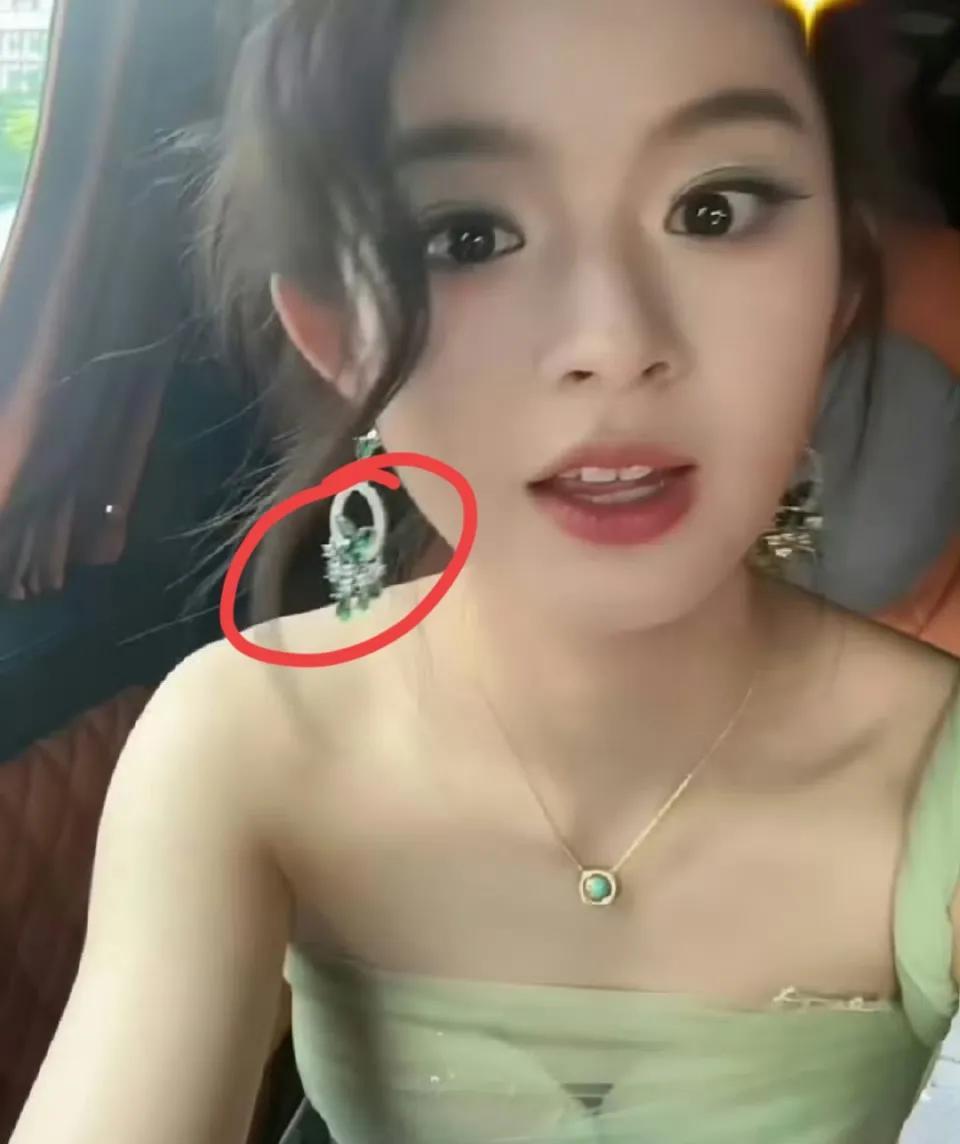 发现了吗黄杨钿甜最后悔的不是出演小楚乔而是成人礼戴了价值200万的项链，虽然