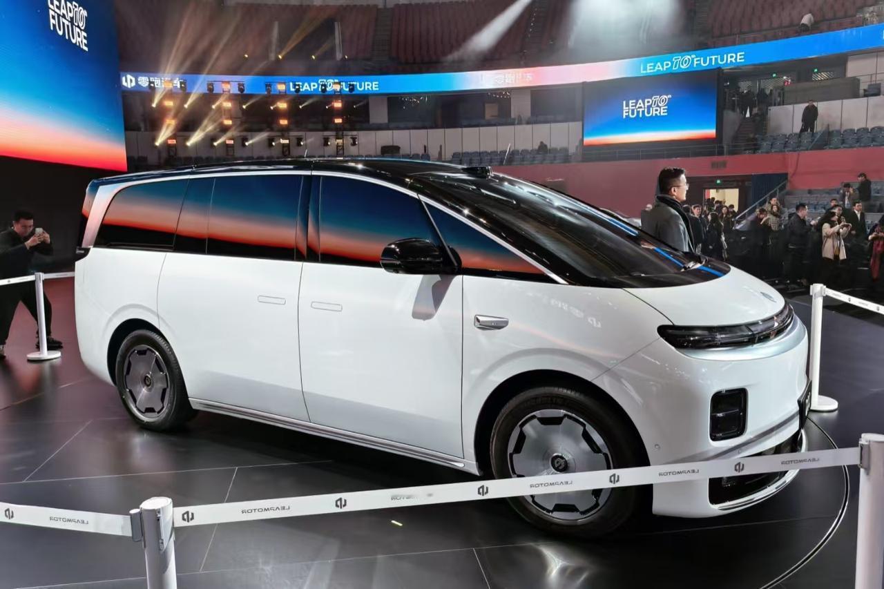 昨天特地等到发布会撤场，终于近身拍到了零跑d99。你别说，这车虽说第一眼既像