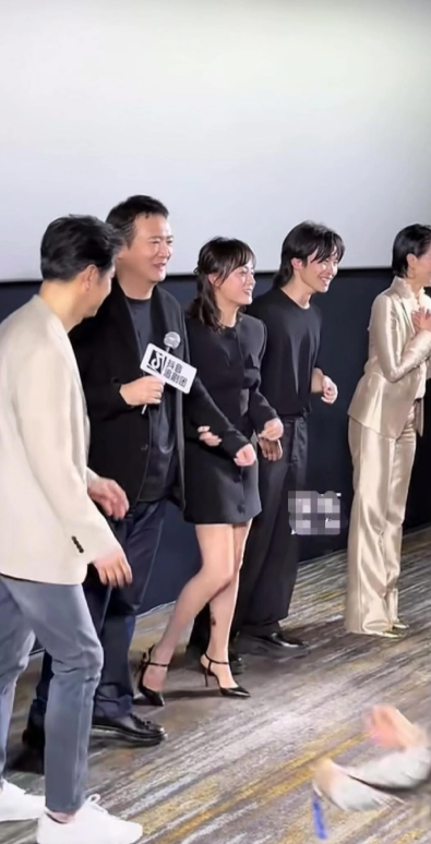 孙俪腿上那是什么呀？受伤了还是纹了朵花