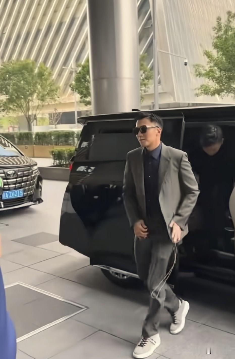 谢霆锋这次捯饬了一下，穿西装变帅小伙！真人脸是真小啊，皮肤暗黄，线下显的精瘦干练，舞台上镜小脸吃香！