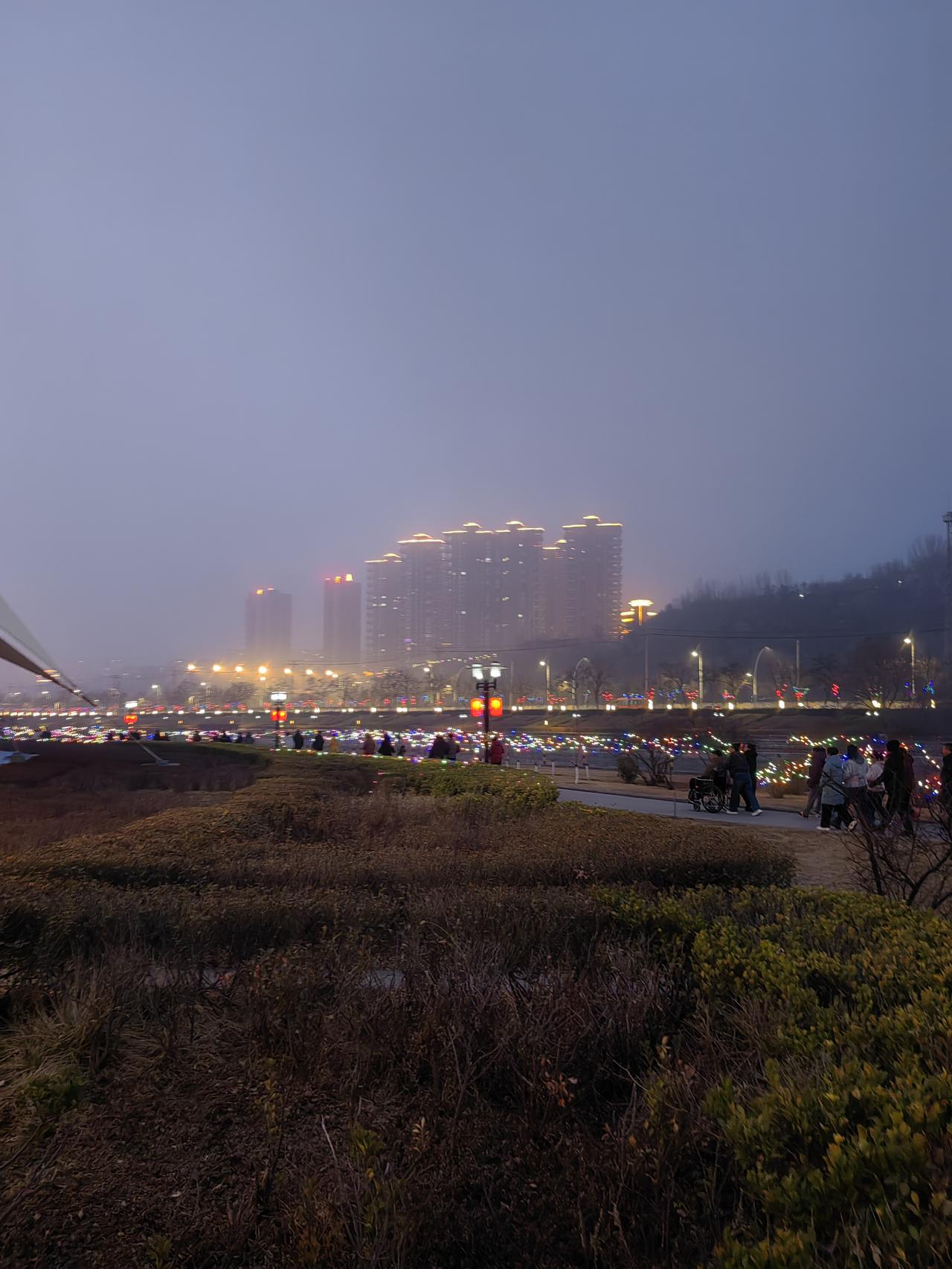 历史竟如此惊人地相似。二战时期，德军集结二百多万人、一千多辆坦克和一万门火炮，从