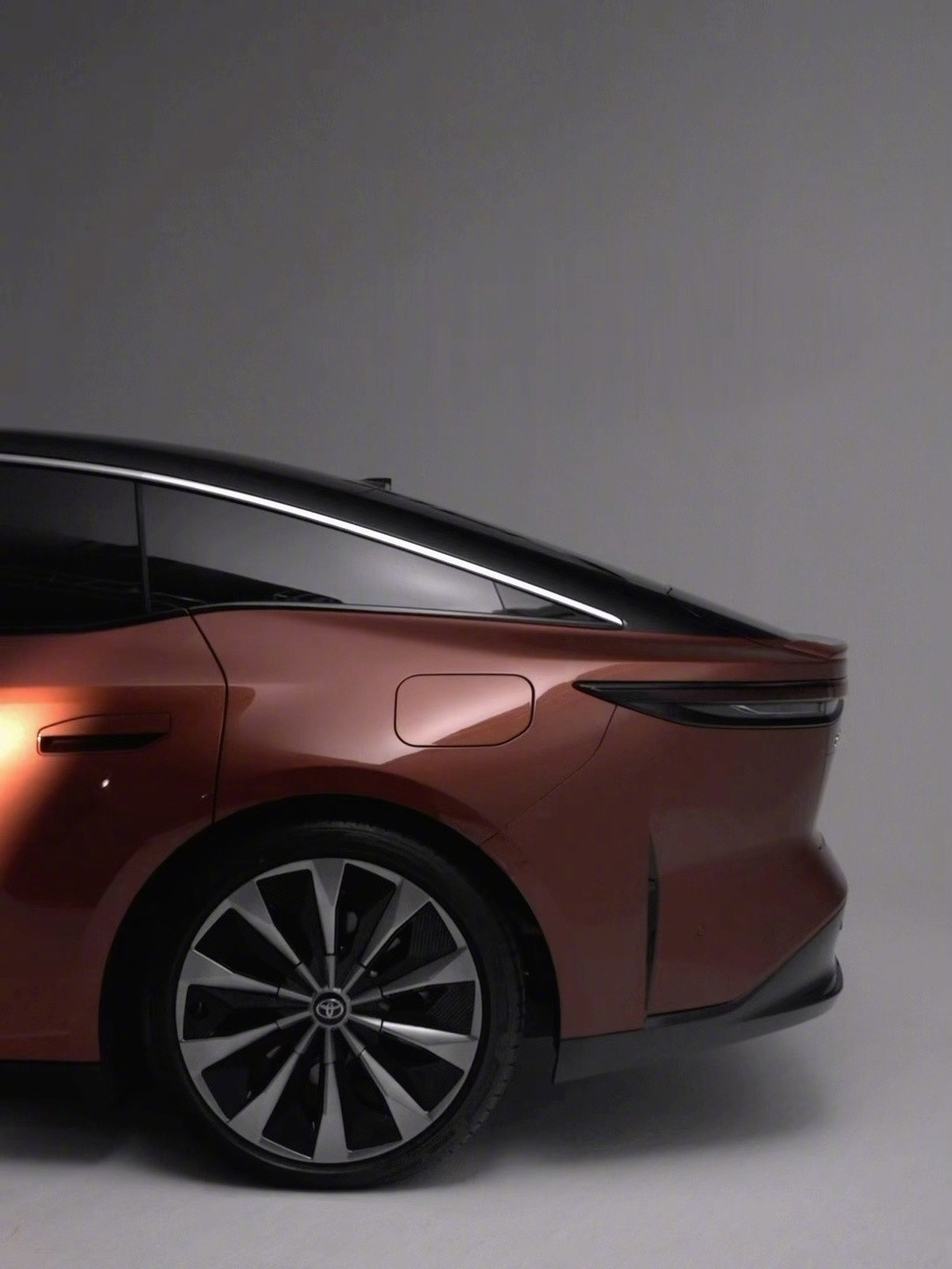 看了丰田铂智7的首测，很多人问：2026年了，丰田的纯电豪华还能怎么卷？看完实车