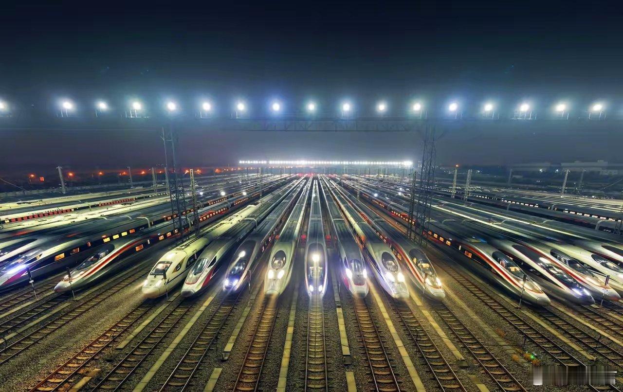 春运临近动车集结如陆地航母近年来，随着中国高速铁路的快速发展，动车组技术不断创新