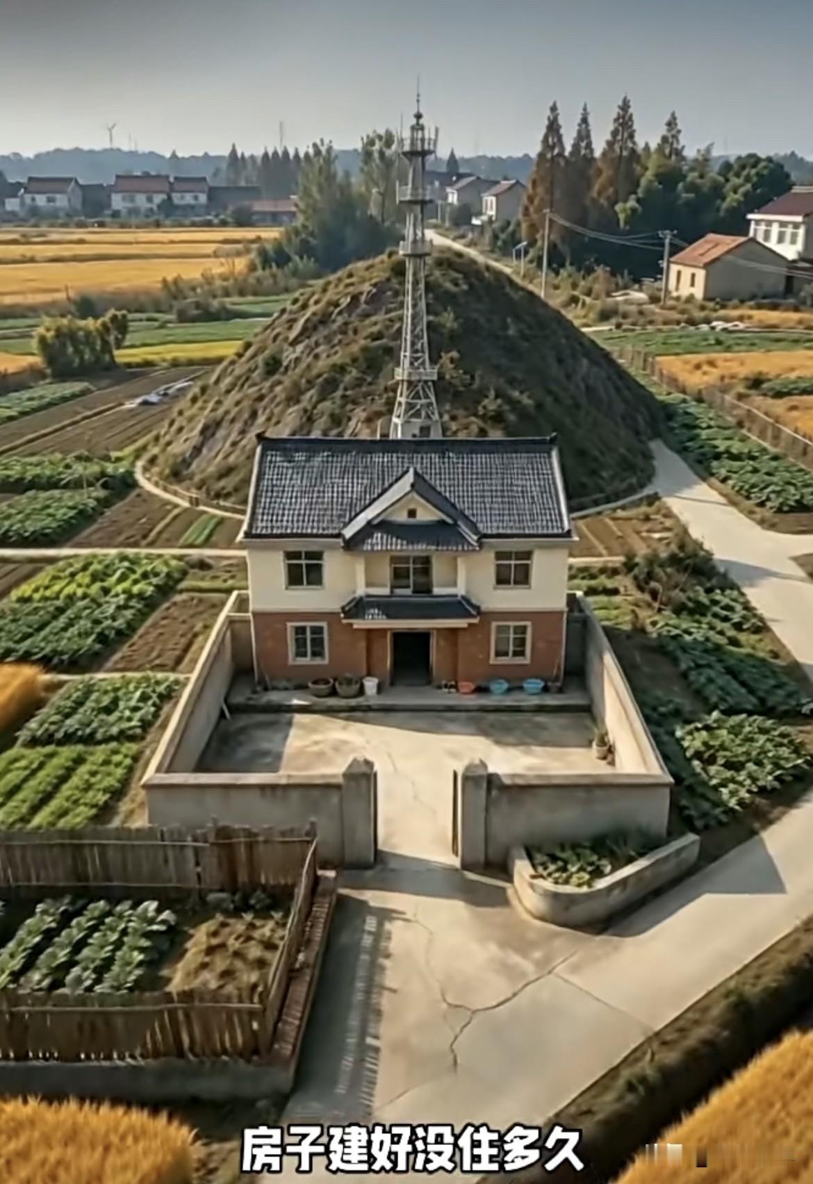 房子🏠建好没住多久，房主就搬走了。这院子四四方方，院门正对着屋门，后面还