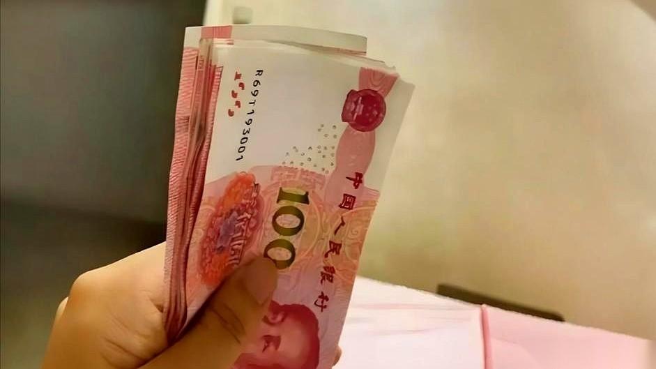 一个姑娘第一次去男友家，炸了。场面本来一片祥和。未来婆婆拉着她的手，嘘寒问暖，