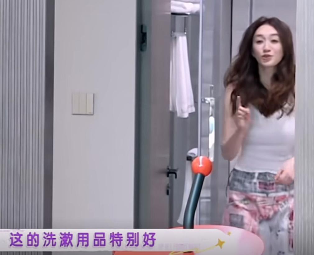 李小冉在节目里被问到住酒店会不会顺东西，她很实诚：当然了，有些自己能用的东西会带