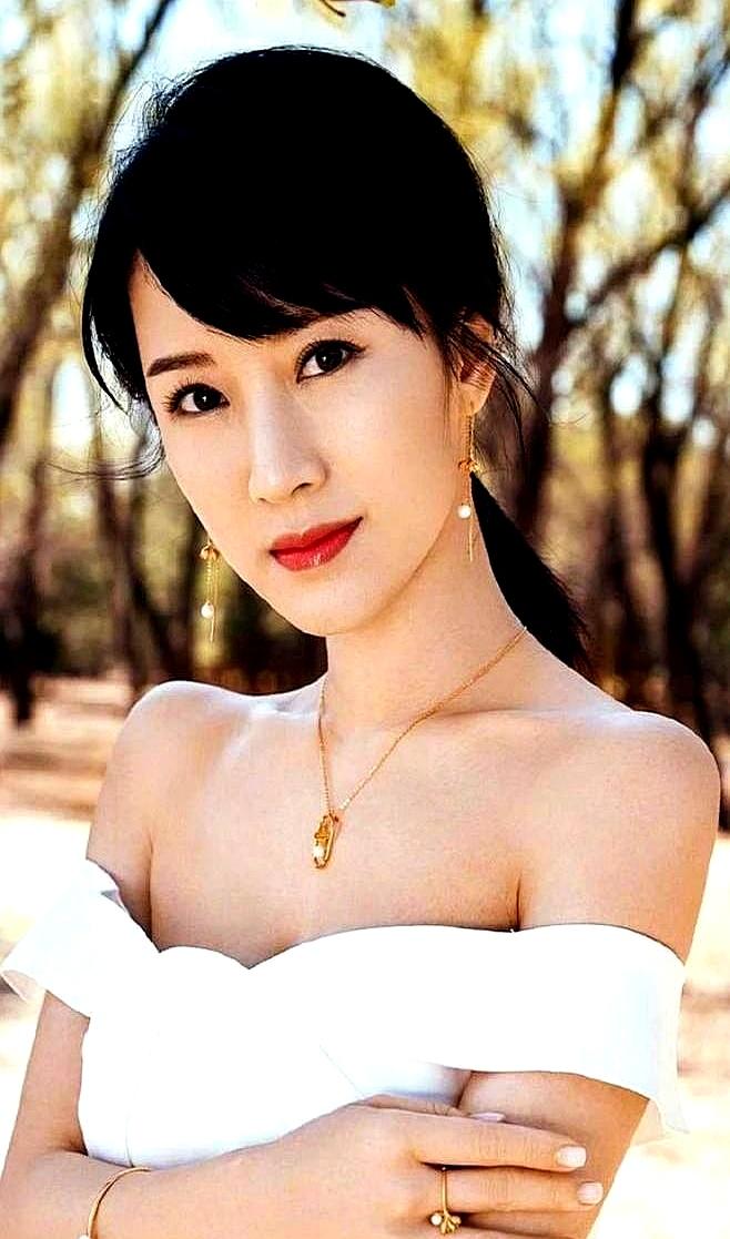 拍《蜗居》时，李念差点被导演逼哭每天收工后，她都在酒店走廊里爆哭。三位