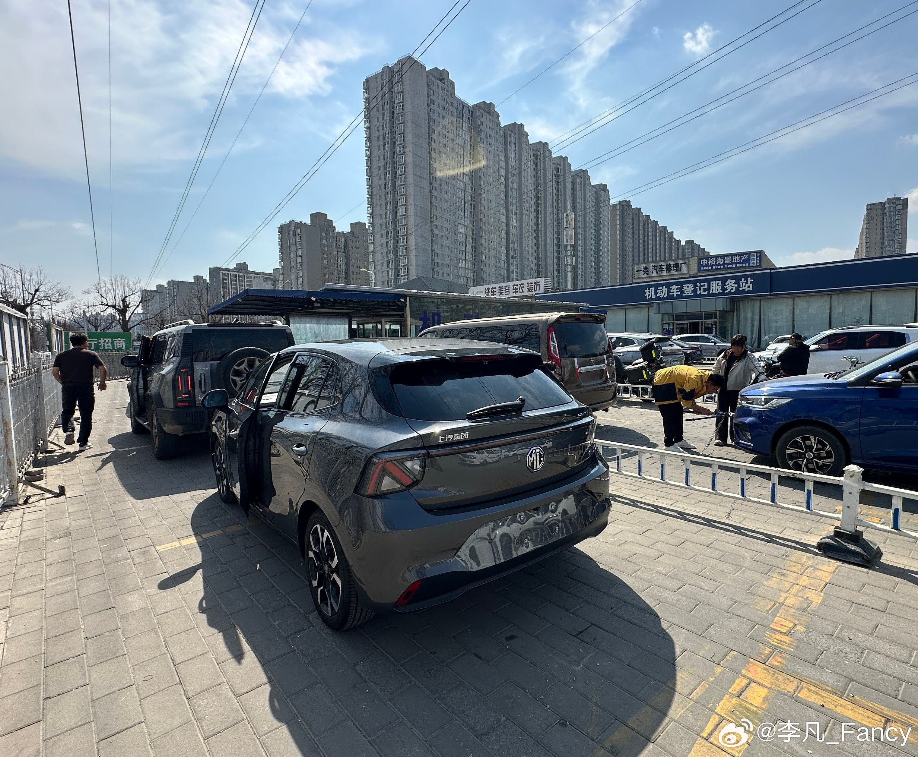 两台小车已经成功交接给新车主祝用车愉快～两位老哥都关注闯哥4000多天…我一看