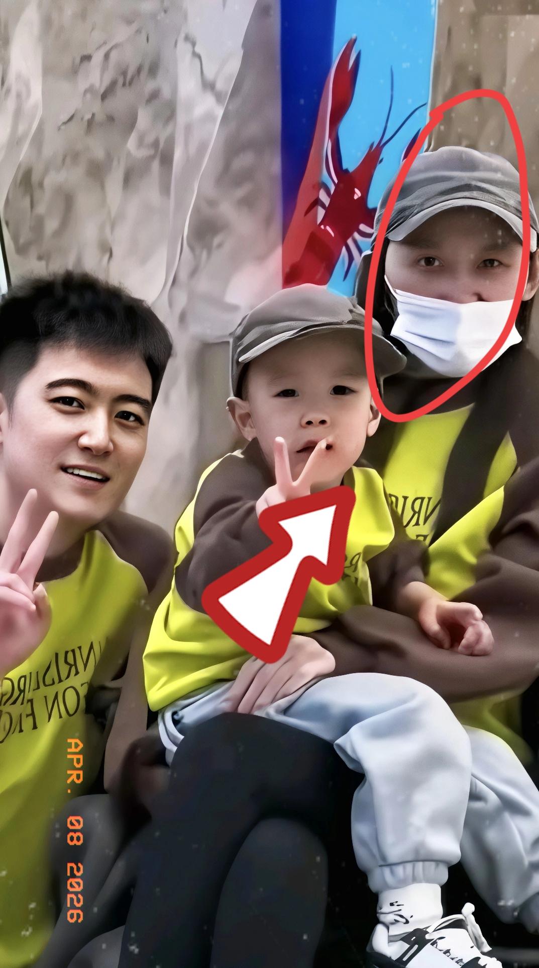 痛心！这张全家福！成了一家三口永远的定格！妻子查出重病晚期！知道自己陪不