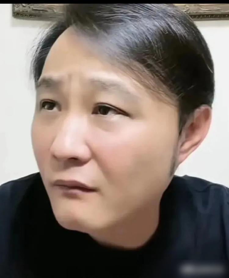 前德云社的闫云达，跟老东家彻底撕破脸了。他直播控诉当年撤职不公、待遇差，还