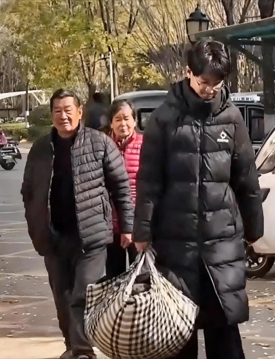 这样的孩子，将来无论走到哪里，都不会太差。男孩偷偷做了一件大事：他看天要冷了