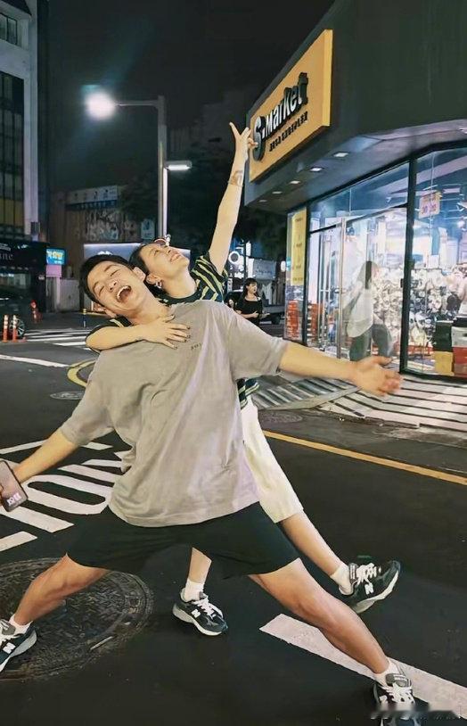 李嘉格与男友正脸合照李嘉格与男友对镜自拍12月4日，在官宣新恋情后，和男友在社