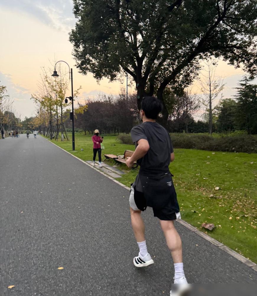 奉劝大家，千万不要多运动。前阵子陪我家老陈去骨科复查，碰到好几个差不多情况的
