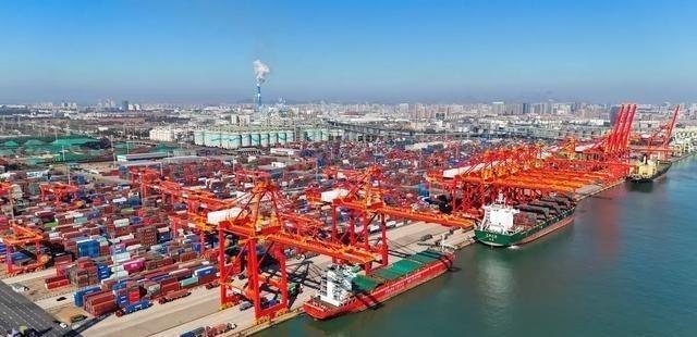 万斯曾暗示中国，如果不接受关税，就考虑战争。话音未落，中国学者高志凯就在国际辩论