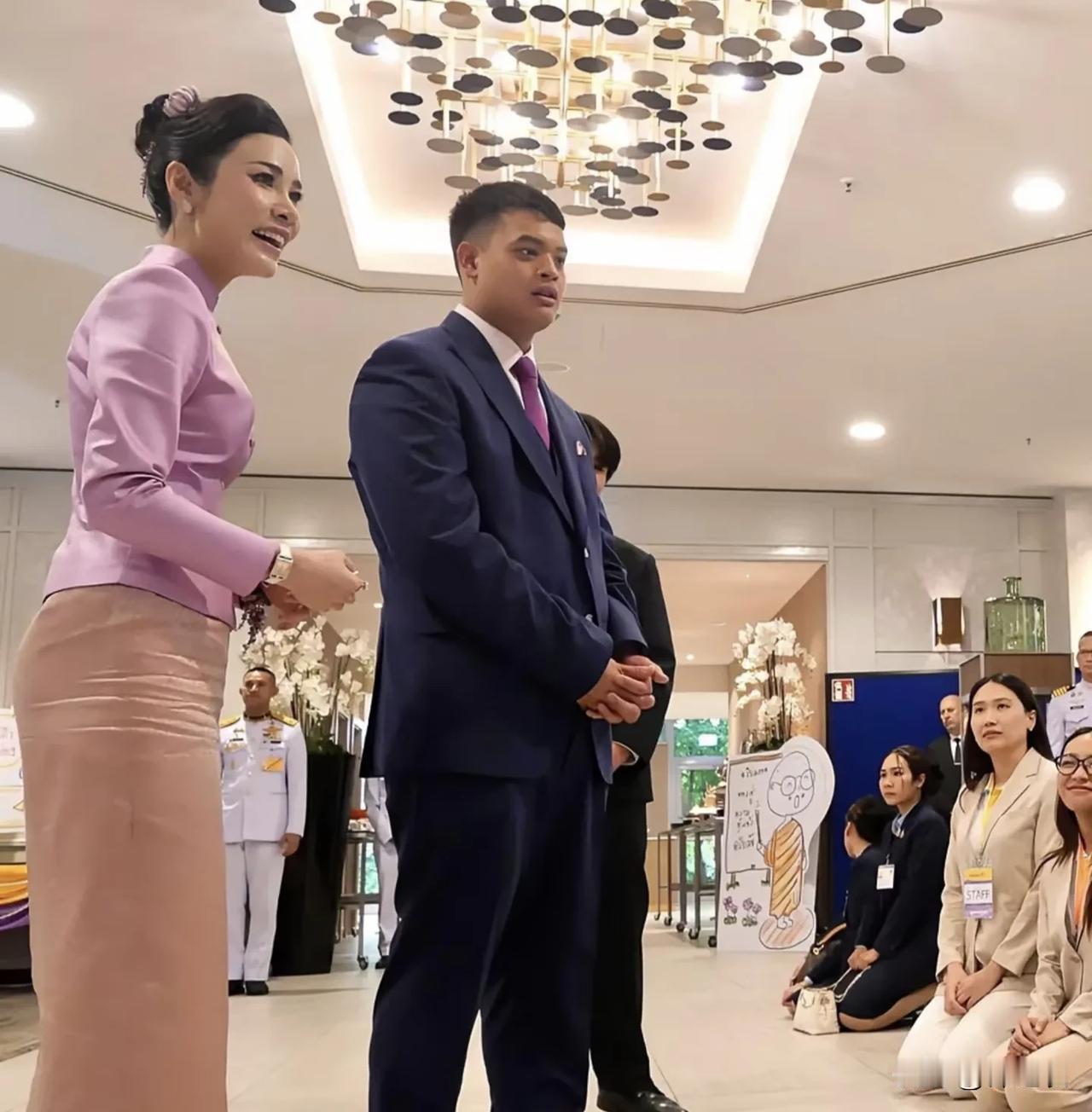 诗妮娜贵妃一开始就是照顾提帮功王子的小护士，后面她跟泰王勾搭上。有次泰王带诗