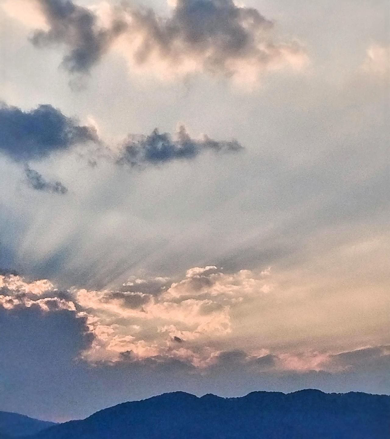 夕阳西下，云海翻腾，美不胜收。