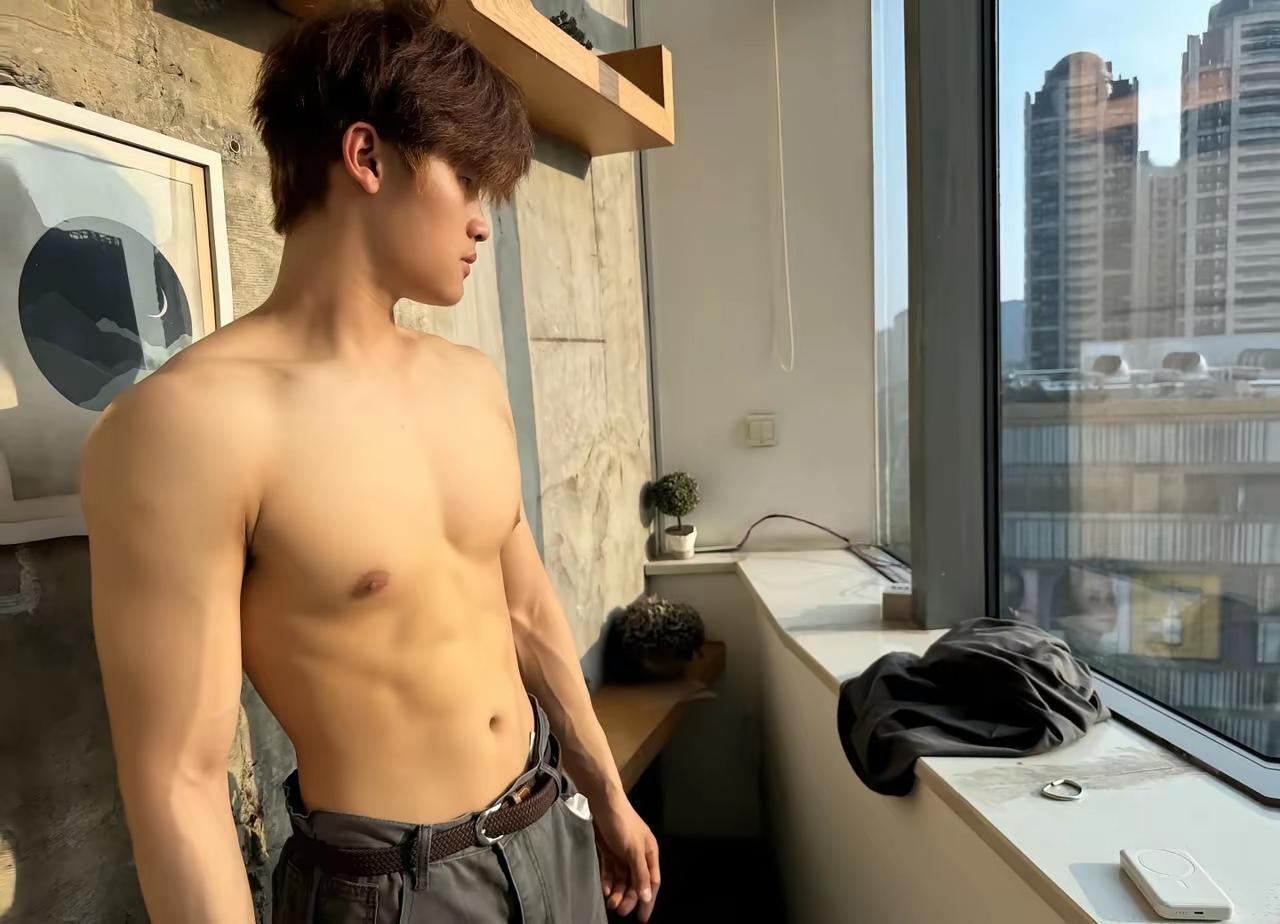 夏天的商场也会出现很多“隐藏型帅哥”。电梯里、健身服店门口、甚至试衣间外的镜子前