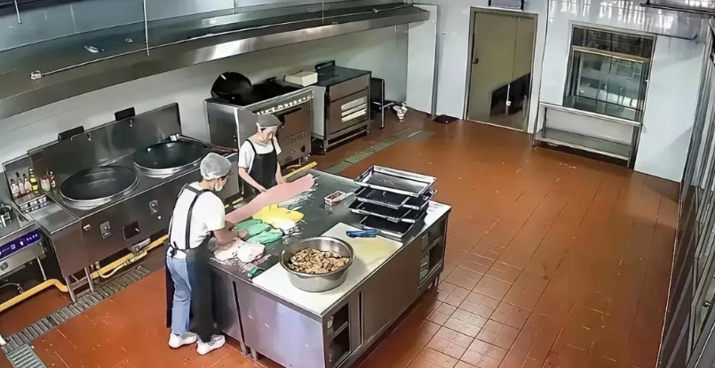 突然发觉天水幼儿园的这个监控视频质量极佳，非常清晰。以前发生事故的时候，监控不