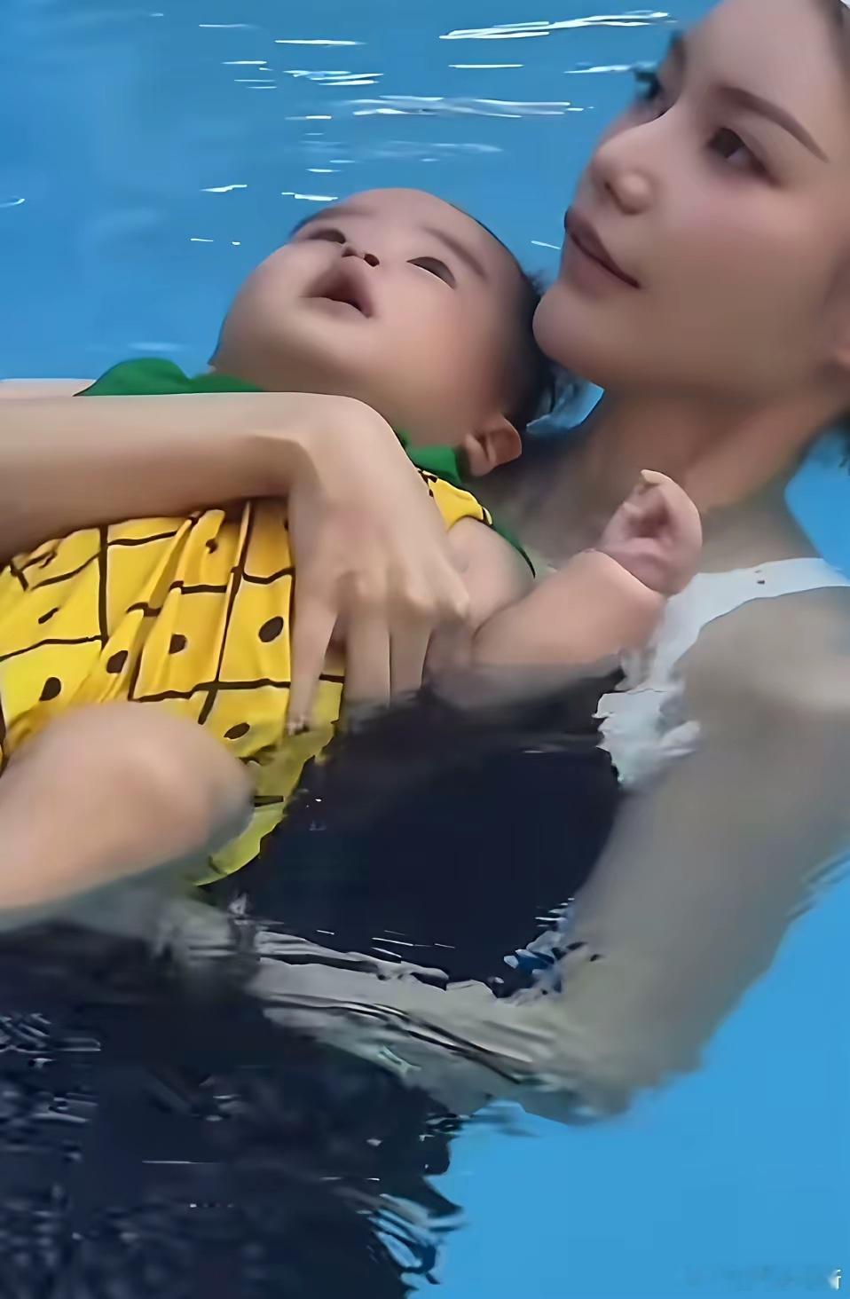 还是更喜欢马筱梅认真当妈妈的样子。你看她平日里在水里护着宝宝，眼神温柔，或者抱着