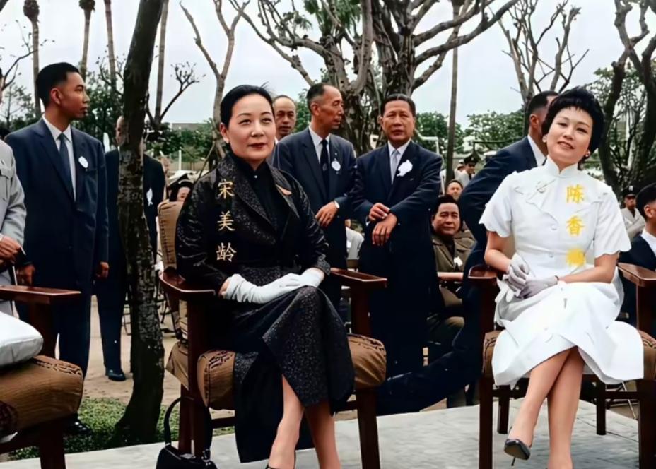 敢在宋美龄面前，翘着二郎腿这么放肆的女人恐怕不多，但她却不在乎。她叫陈香梅，她