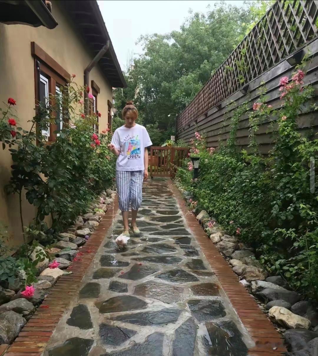 李小冉与丈夫徐佳宁在北京的顶级居所备受热议，坊间传闻这套豪宅估值高达8亿。整栋建