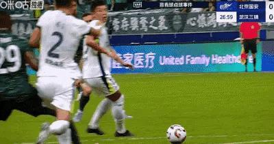 裁判:“这姿势很难评！牛顿来了也得看一看”整整看了5分钟，一时分不出这是真点球还