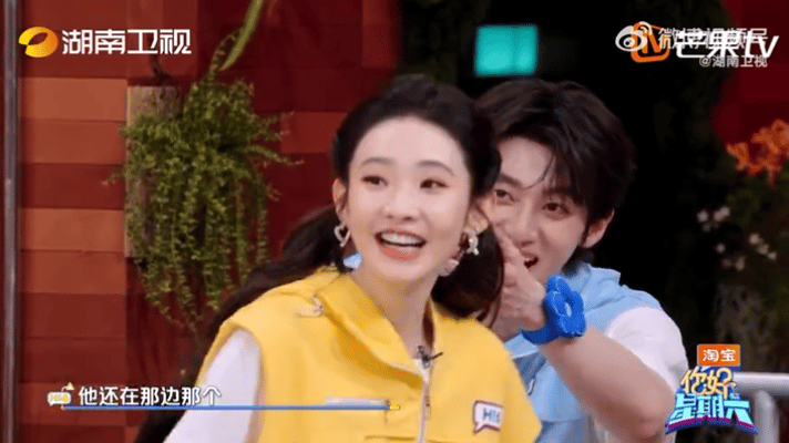 张艺凡chua地一下撞飞范丞丞谁懂啊家人们，这波抢机位撞得太猝不及防!前一秒范丞